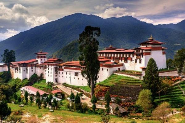 Trongsa Dzong Bhutan, a historic fortress overlooking the scenic Trongsa valley and surrounding Himalayan mountains.